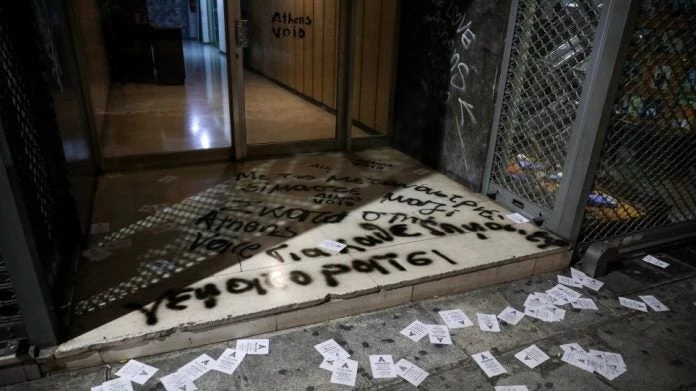 «Ντου» Ρουβίκωνα με λοστούς και μπογιές στην Athens Voice – Τα έκαναν γυαλιά καρφιά (βίντεο)